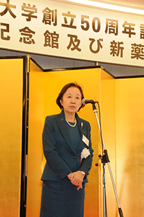 Trustee Noriko Mizuta speaks at the banquet