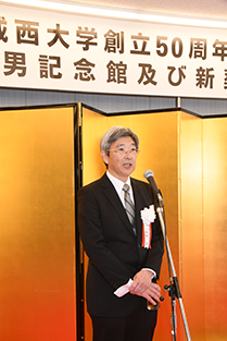 Josai University President Akira Shirahata makes a toast
