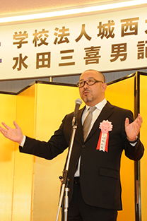 Hitoshi Abe makes a speech