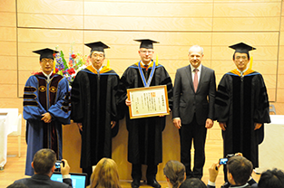 名誉博士号を受けたソボトカ首相（中央）、右はドゥプ大使