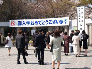 出席する新入生・御父母