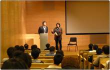 Dean Wang Hong-hai responds to questions from the audience