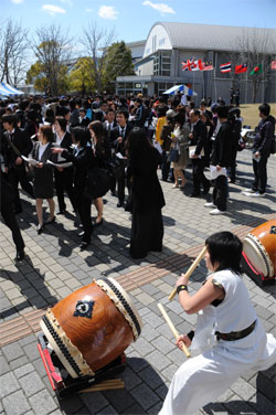 The campus alive with a Japanese drum performance and welcoming the 
students.
