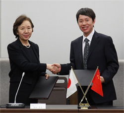 Chancellor Mizuta Noriko and Xi'an Foreign Language University President Hu Si-She Signing the Agreement