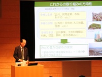 Professor Suzuki giving a lecture on urban greening and town planning