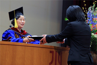 Presenting of white gowns by Dean Kanae Iida of the newly established Faculty of Nursing