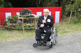 Josai Advisor Takashi Murai speaking before his haiku monument