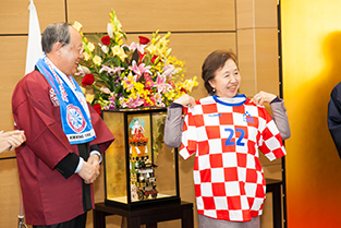 The two schools display their kinship through souvenir exchange, meet and greet with locals 2