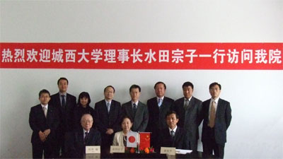 Posing for a picture with representatives of Dalian University of Foreign Languages