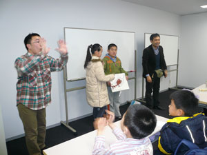 納豆教材に触れる小学生
