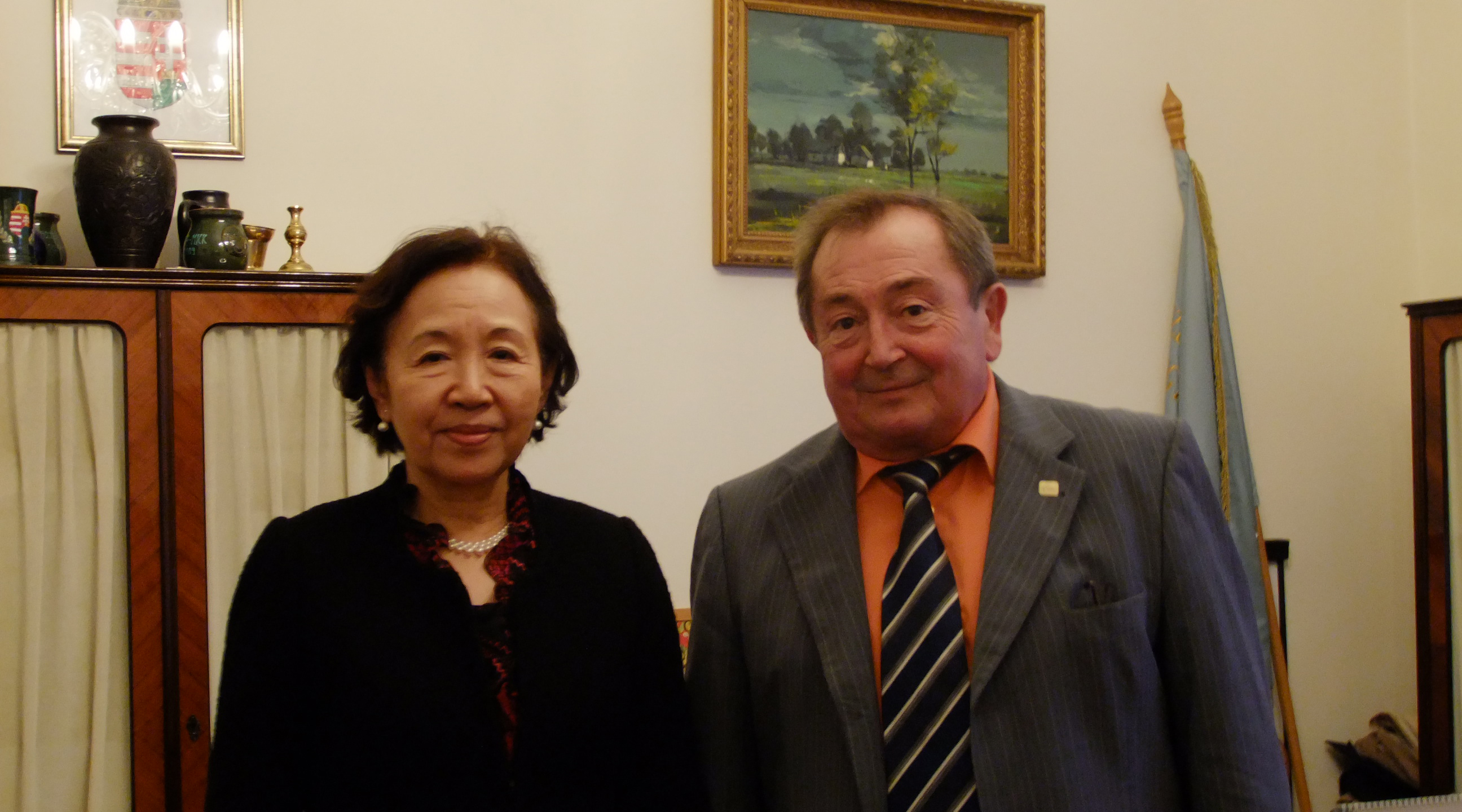 Chancellor MIZUTA with the Dean of the Faculty of Economics and Social Sciences
