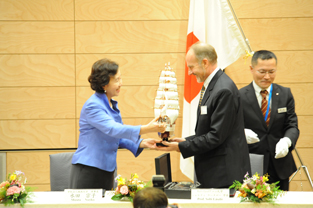 The presentation of mementos at the signing ceremony