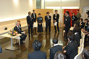 本学学生と交流するショーヨム・ラースロー大統領 2009年12月