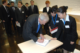 著書にサインをする大統領