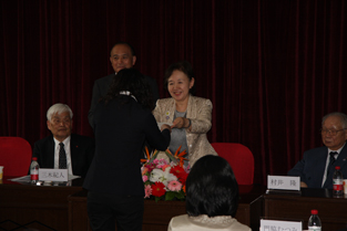 Student Receives Certificate of Acceptance from Chancellor Mizuta