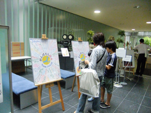 寄せ書きに見入る親子連れ