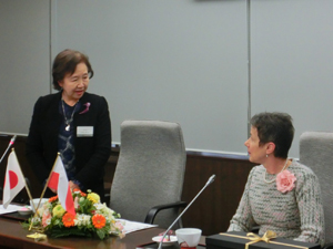 会見で挨拶する水田理事長景