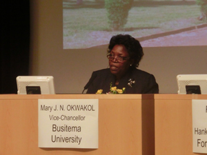 ブスティマ大学　Mary Jossy Nakandha Okwakol 学長