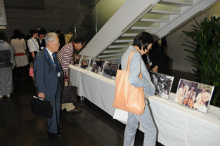 地下ホワイエの展示の様子①