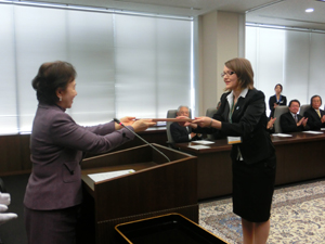 代表で水田理事長から賞状を授与されるビューテ・ベッティナさん