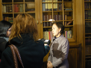 調印式後、地元メディアのインタビューを受ける水田理事長