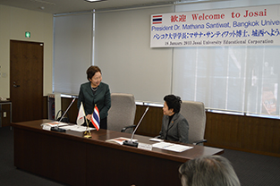 Chancellor Mizuta greets the audience