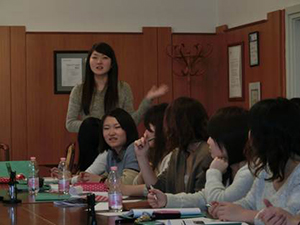 講義の風景(「日本人・文化とはどういうものであると考えるか」という講師からの質問に答える学生)