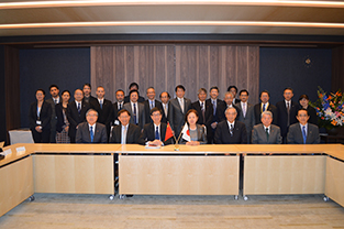 Commemorative photo with representatives from Josai and CityU