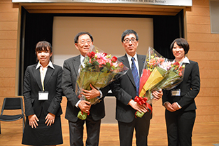 講演後、学生から花束を贈られるKou学長とLiu名誉教授