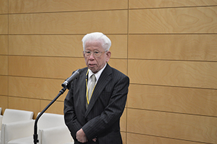 Hosei University Advisor on Academic Affairs, Tadao Kiyonari speaks at the reception