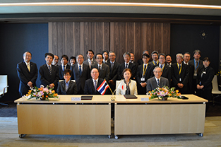 A commemorative photo with representatives from both universities