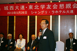 Professor Du Fenggang greets the audience