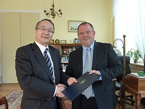 アロイジィ・ノヴァック(Alojzy Z. Nowak)副学長（右）と協定書を取り交わす並河室長（左）