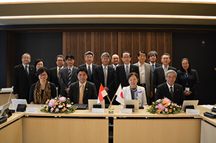 Commemorative photo with representatives from both schools