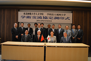 Commemorative photo with participants from both schools