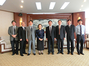 Commemorative photo with representatives from both universities