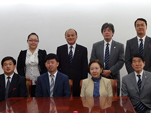 A commemorative photo with representatives from both universities