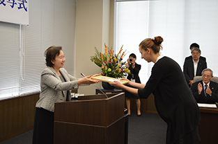 Polish student spokesperson, Lipińska Joanna, receives certificate from Chancellor Mizuta