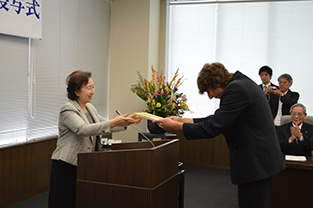 Czech student spokesperson, Rezazgui David, receives certificate from Chancellor Mizuta