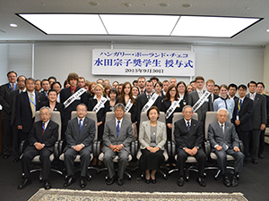 ハンガリー・ポーランド・チェコ奨学生を
囲んで記念撮影 2013年9月