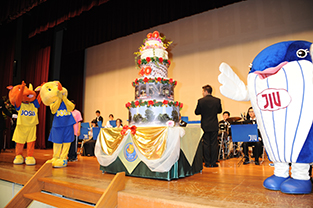 The colossal birthday cake from JIU