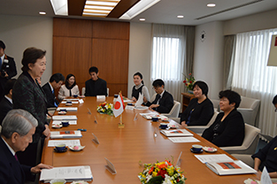 Chancellor Mizuta greets the audience at the agreement signing