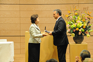 Prime Minister Orbán presents Chancellor Mizuta with the donation of scholarly texts