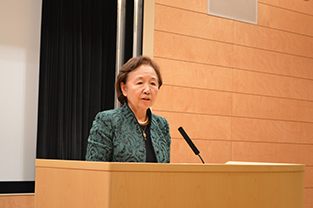 Chancellor Mizuta greets the audience