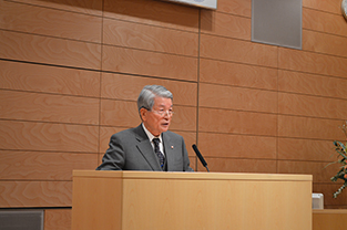 終わりの挨拶をする柳澤学長