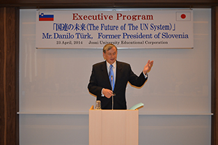 講演するダニロ・テュルク前大統領長 2014年04月