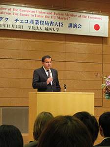 Minister Mládek delivers his lecture