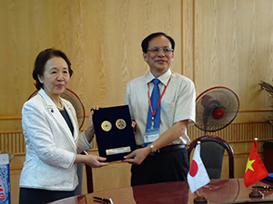 Signing the exchange agreement with UT-HCMC