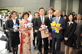 Mr. and Mrs. Mahathir hold school mascots given to them by students