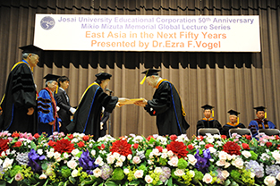 Chancellor Mizuta presenting Dr. Vogel with the honorary doctorate